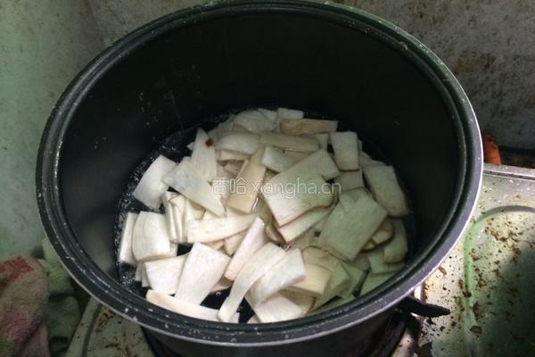 瘦肉炒鸡腿菇的做法图解4