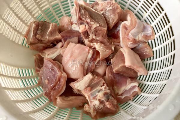 羊肉炖胡萝卜的做法图解1