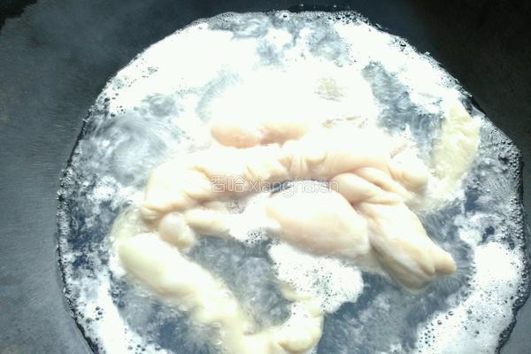 猪大肠炒酸菜的做法图解2
