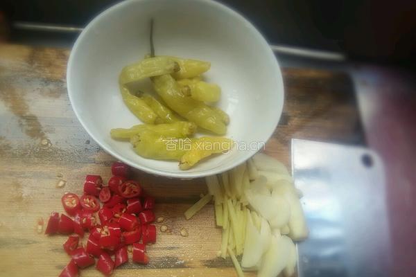 酸豆角炒鸡杂的做法图解1