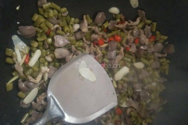 酸豆角炒鸡杂的做法图解7