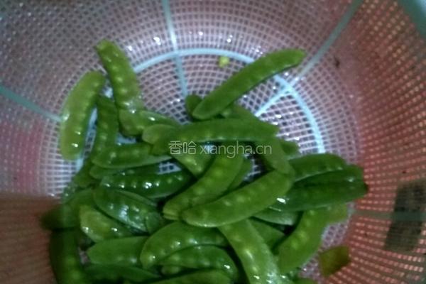 腊肠炒荷兰豆的做法图解1