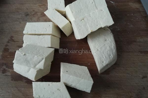 鲶鱼炖豆腐的做法图解2