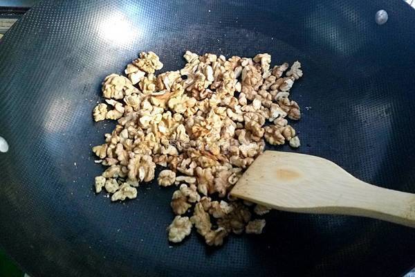 蜂蜜黑桃仁的做法图解3
