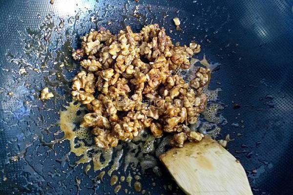 蜂蜜黑桃仁的做法图解8