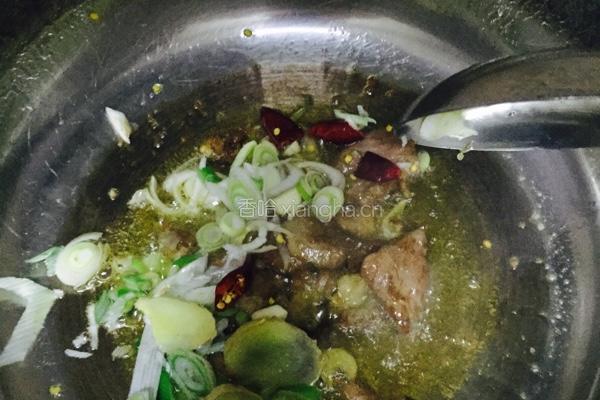 东北酸菜猪肉炖粉条的做法图解4