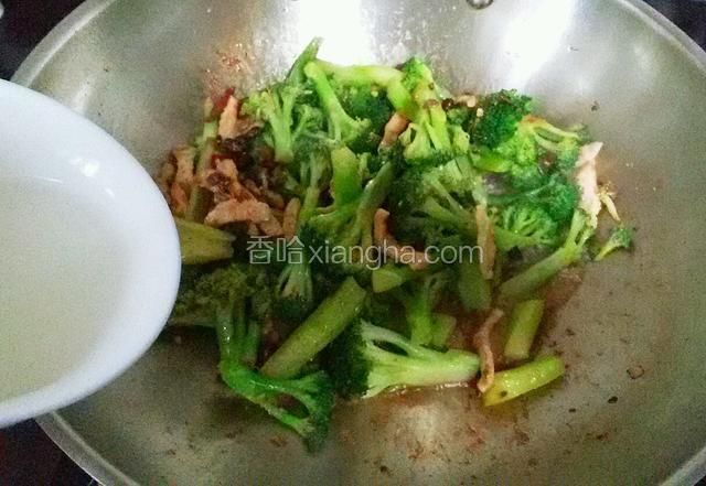 炒熟以后勾入薄芡关火。