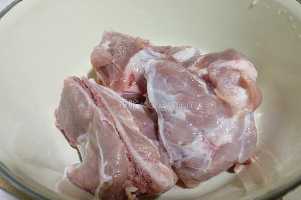 大骨玉米汤的做法图解1