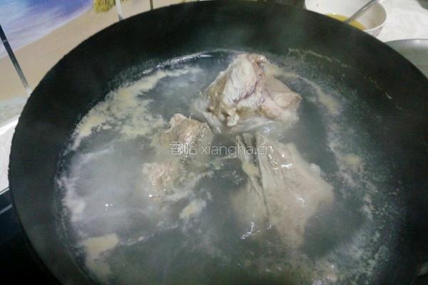 大骨玉米汤的做法图解2