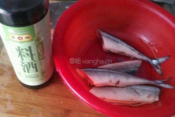 红烧蒜香秋刀鱼的做法图解3