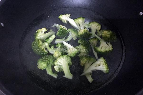 西兰花炒肉的做法图解3