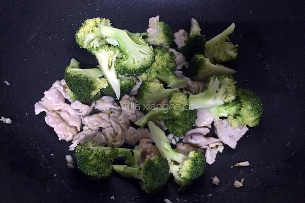 西兰花炒肉的做法图解7