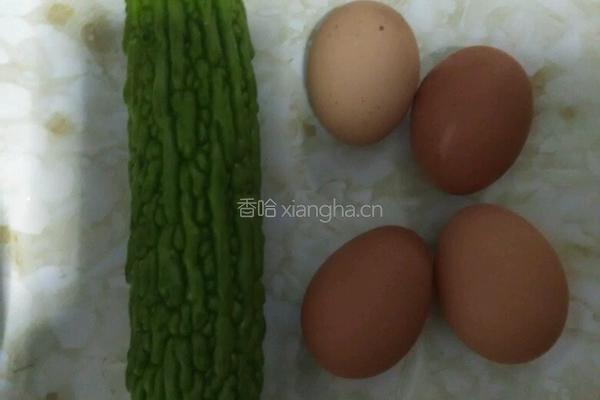 苦瓜煎鸡蛋的做法图解1