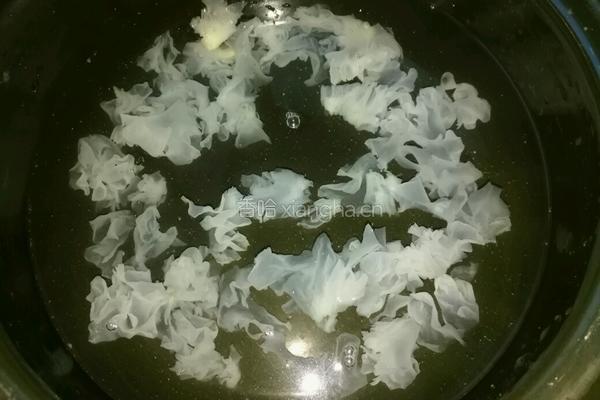 冰糖雪梨炖银耳的做法图解4