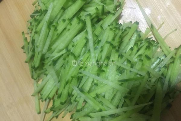 凉拌青萝卜丝的做法图解2