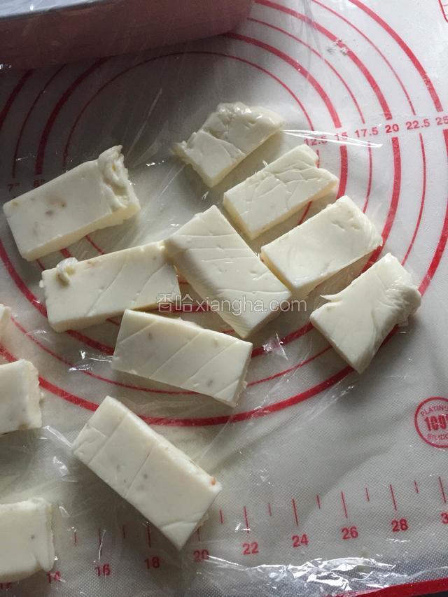 冷却的鲜奶，切成块状，长方形或正方形都可以