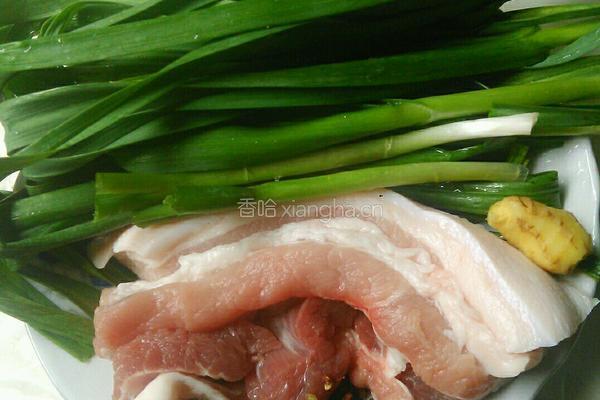 蒜苗回锅肉的做法图解1