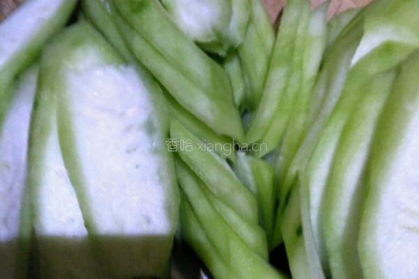 鱼腐炒丝瓜的做法图解2