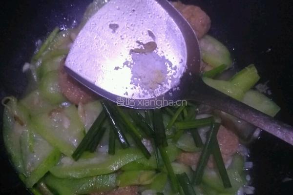 鱼腐炒丝瓜的做法图解5
