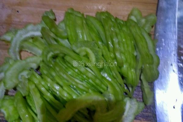 花肉豆豉焖苦瓜的做法图解2