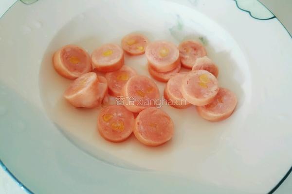 玉米香肠炒双豆的做法图解2