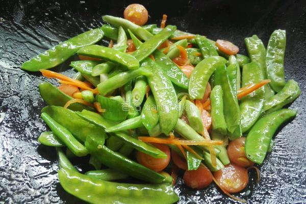 玉米香肠炒双豆的做法图解5
