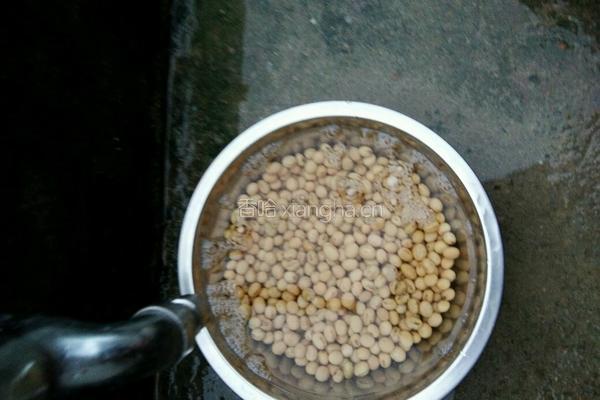 青椒炒干黄豆的做法图解2
