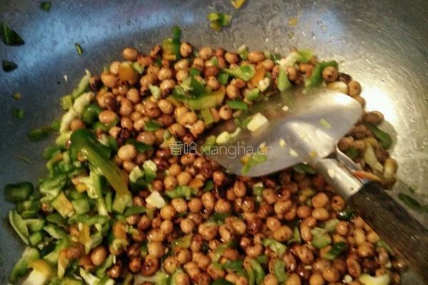 青椒炒干黄豆的做法图解5