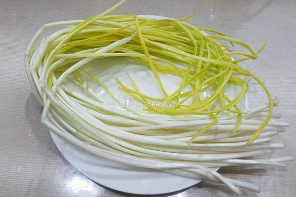 蒜黄炒鸡蛋的做法图解2