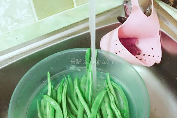 豆角炖肉的做法图解1