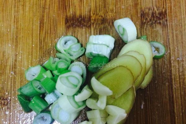 西红柿牛腩土豆的做法图解1