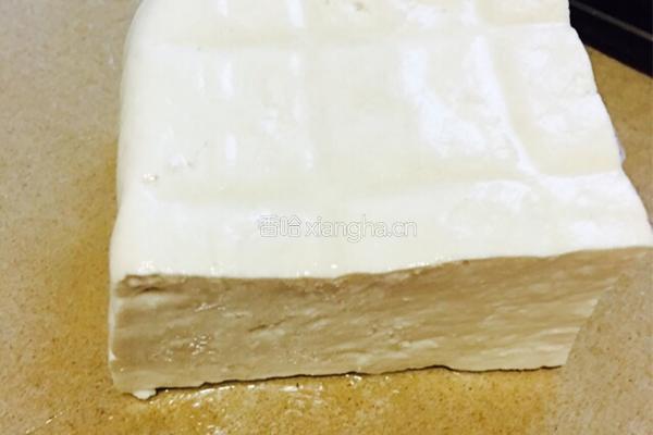 西红柿烧豆腐的做法图解1