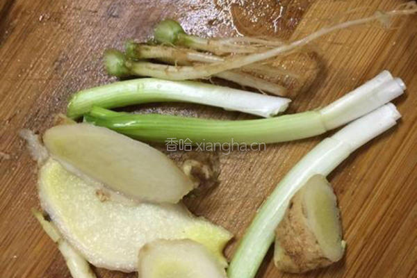 胡椒粉盐水煮虾菇的做法图解2
