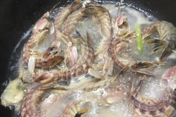 胡椒粉盐水煮虾菇的做法图解6