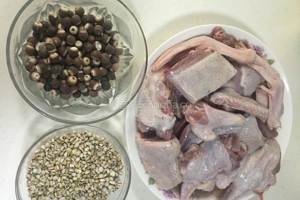 水鸭土茯苓薏米芡实汤的做法图解3
