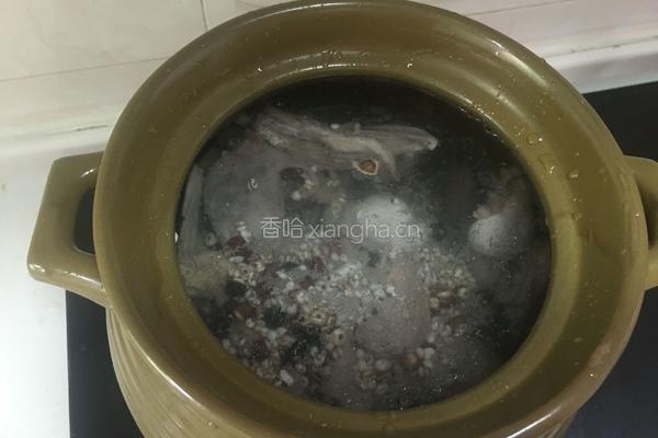 水鸭土茯苓薏米芡实汤的做法图解7