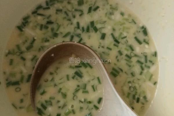 火腿肠香葱鸡蛋饼的做法图解2