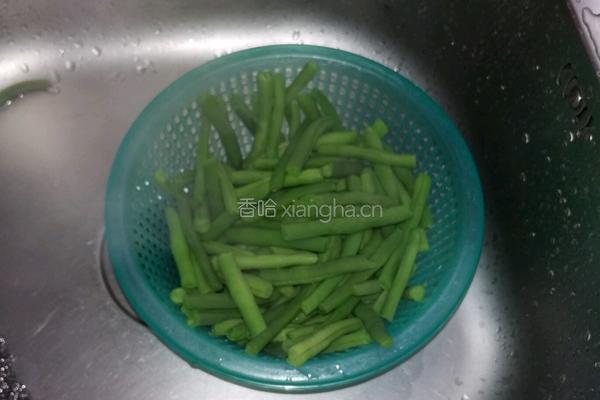 大蒜炒半熟四季豆的做法图解2