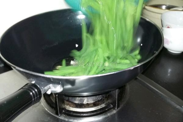大蒜炒半熟四季豆的做法图解4