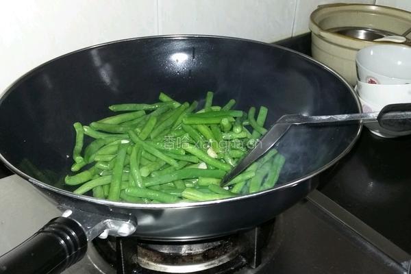 大蒜炒半熟四季豆的做法图解6