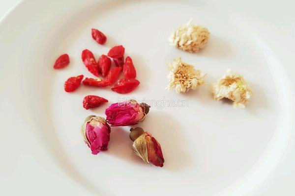 蜂蜜枸杞花菜的做法图解1