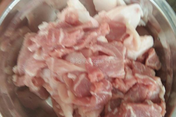辣椒炒肉的做法图解1