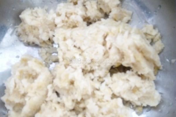 酸菜肉馅饺子的做法图解3