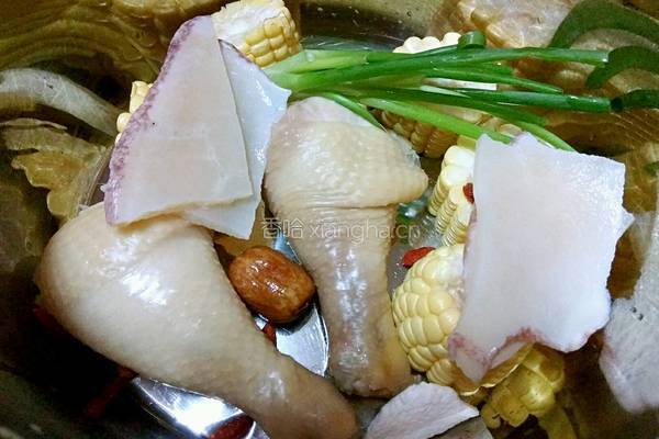响螺片玉米鸡腿汤的做法图解4
