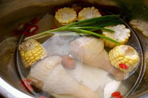 响螺片玉米鸡腿汤的做法图解5