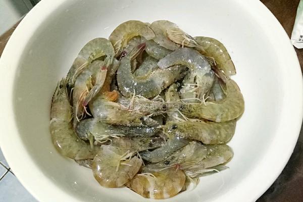 鲜虾炖土豆的做法图解1