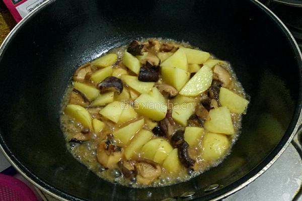 鲜虾炖土豆的做法图解6