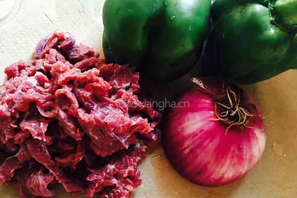 圆椒炒牛肉的做法图解1