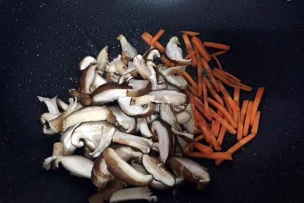 鸡肉炒香菇的做法图解4