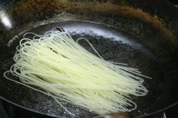 正宗柳州l螺蛳粉的做法图解4